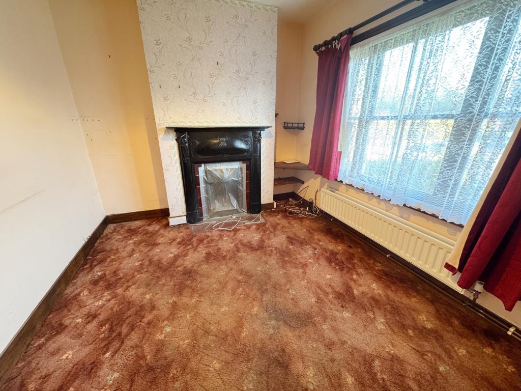 Lot: 131 - THREE BEDROOM HOUSE IN CINQUE PORT TOWN - Living room